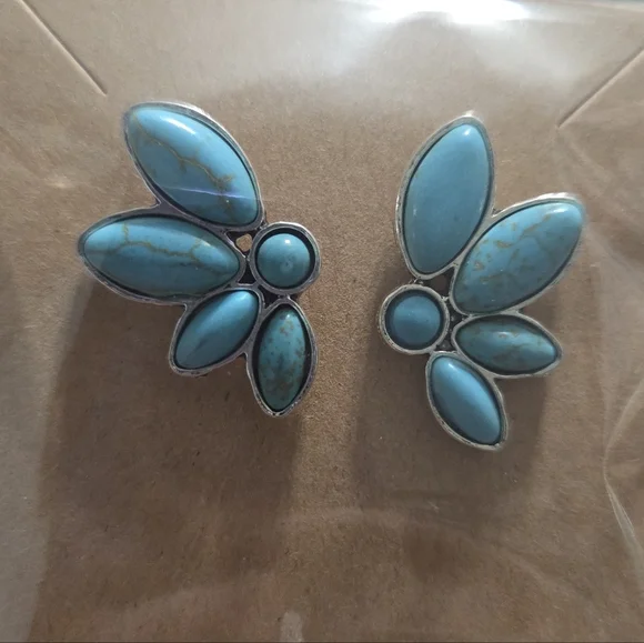 🌟BOGO Free🌟Turquoise and Silver Jewelry Set - Picture 3 of 7